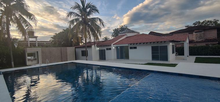 Casa campestre con piscina terminada al atardecer